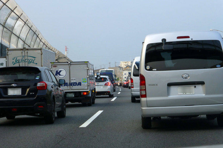 高速道路 渋滞 イメージ