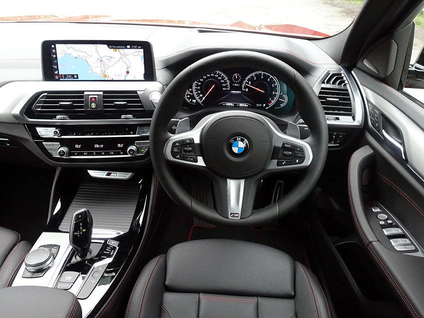 BMWらしく、ドライバーオリエンテッドなインテリア
