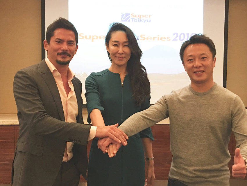 右）マーチ―リー、左）アレックス ユーンの両氏がスーパー耐久アジアのアドバイザーに。中央）スーパー耐久機構事務局長　桑山晴美氏