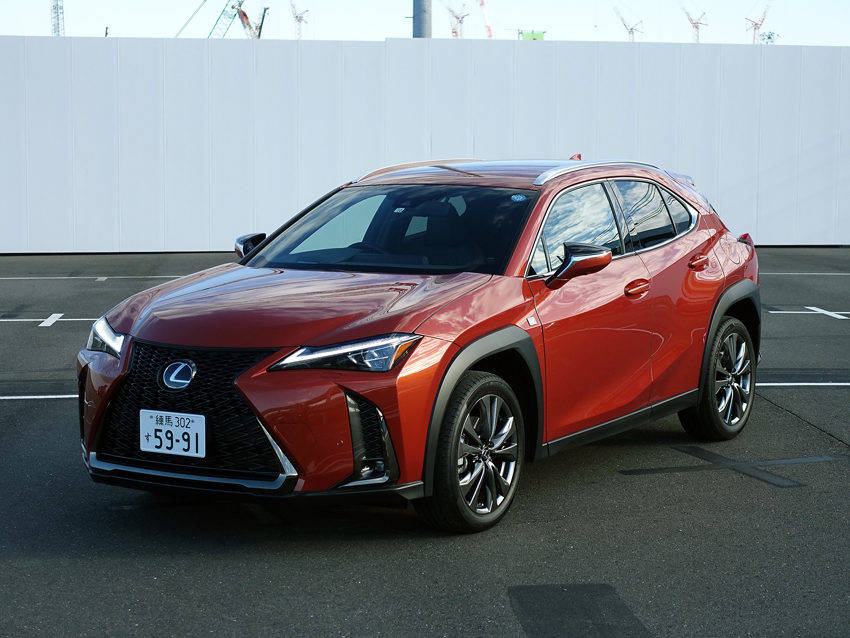 レクサスUVの試乗車は2.0Lの自然吸気エンジン搭載のF-SPORTグレード