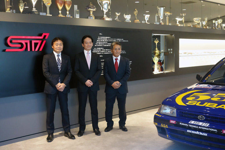左から森宏志商品開発部部長、平川良夫社長、ニュルブルクリンク24時間レースの辰己英治総監督