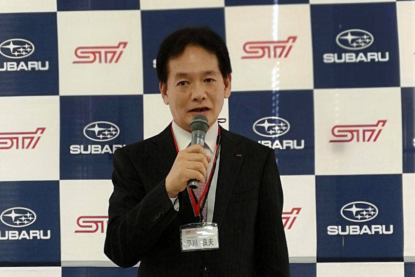 ギャラリー・リニューアル発表会で挨拶するSTIの平川良夫社長