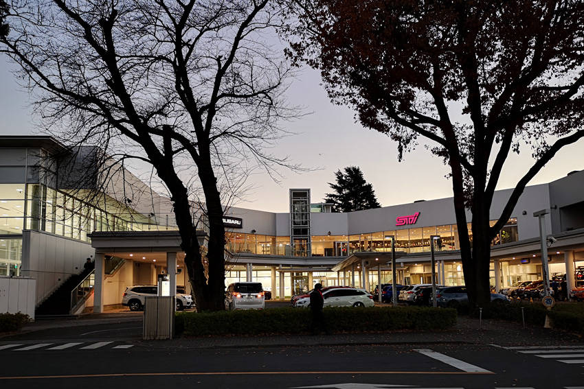 1階が東京スバル・三鷹店、2階がSTI