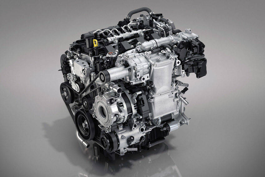 ロサンゼルス・オートショーで発表されたマツダ3に搭載されるSKYACTIV-Xエンジンの最終仕様。スーパーチャージャー駆動用ベルトの取り回しが初期型と変更されている