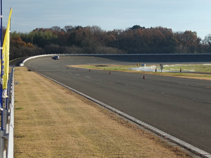 栃木県のGKNドライブラインのテストコースにて試乗テスト
