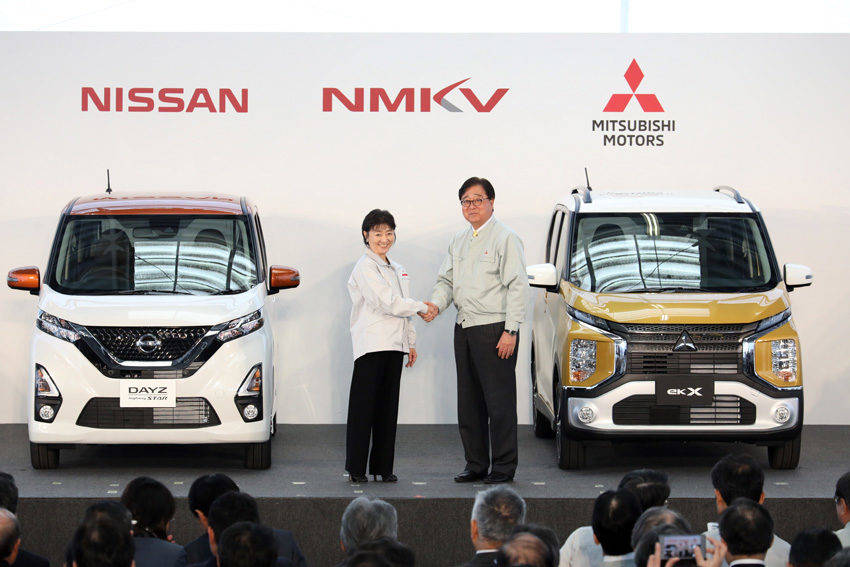 オフライン式に登壇した日産の星野専務執行役員（左）と三菱の益子CEO