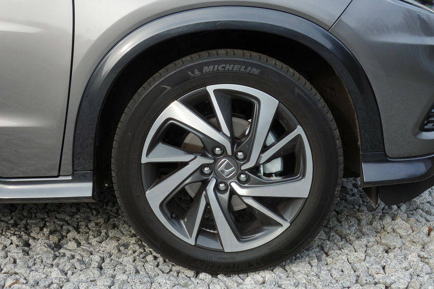 タイヤはRSと同様に225/50R18サイズを装着