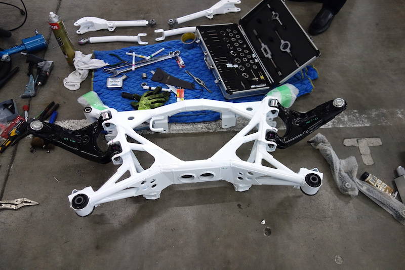 サブフレームを交換しレース用ジオメトリーに仕上げていく