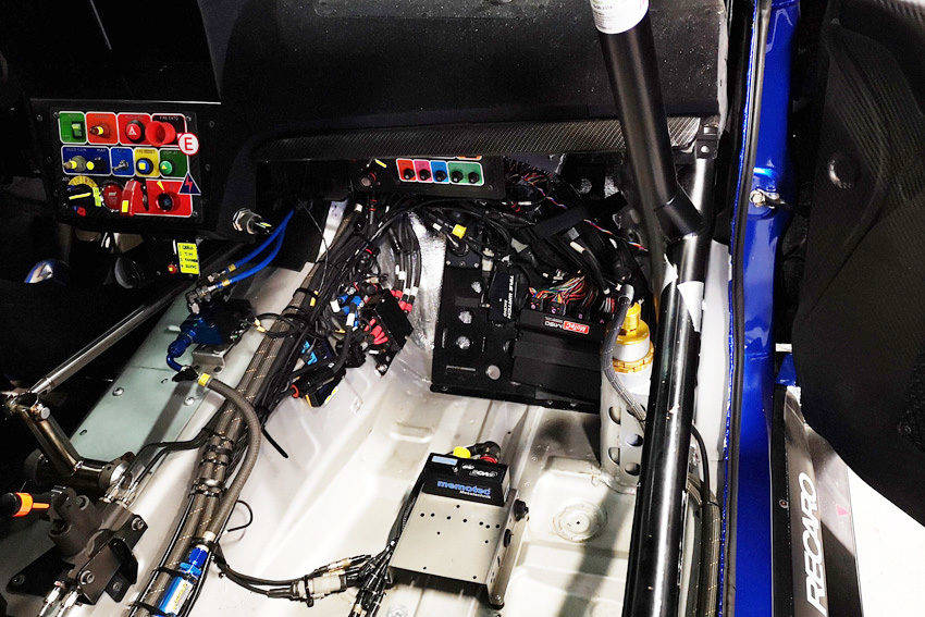 センタートンネル右側の大きな黒いボックスがECU