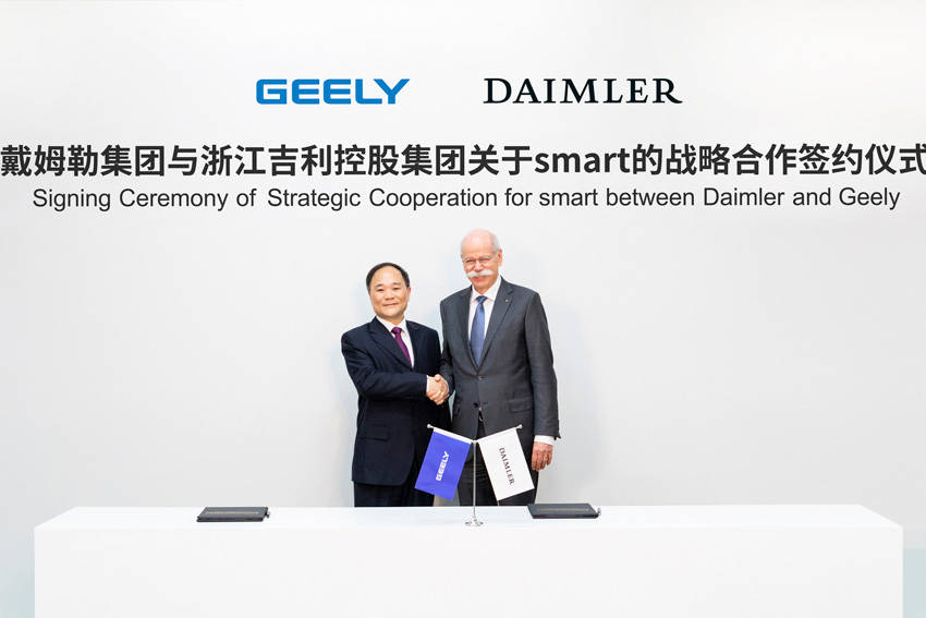 ジーリー・ホールディングスの李書福会長（左）とディエター・チェッツェ会長