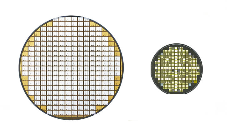パワー半導体の素材となるシリコン･ウェハー（左）と新開発のSiCウェハー