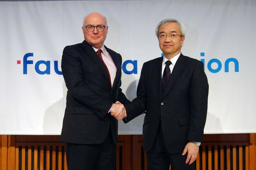 フォルシアのパトリック・コラーCEO（左）と、上級副社長に就任しFCEの責任者となった川端敦氏