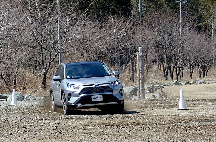 トヨタ RAV4 自慢の4WD【試乗記】