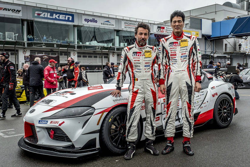 トヨタの実験ドライバーの矢吹久(左)とトヨタ・モーター・ヨーロッパ所属のテスト・ドライバーのヘルフィ・ダーネンス