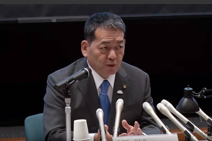電動化技術の使用権の無償を発表する寺師茂樹副社長