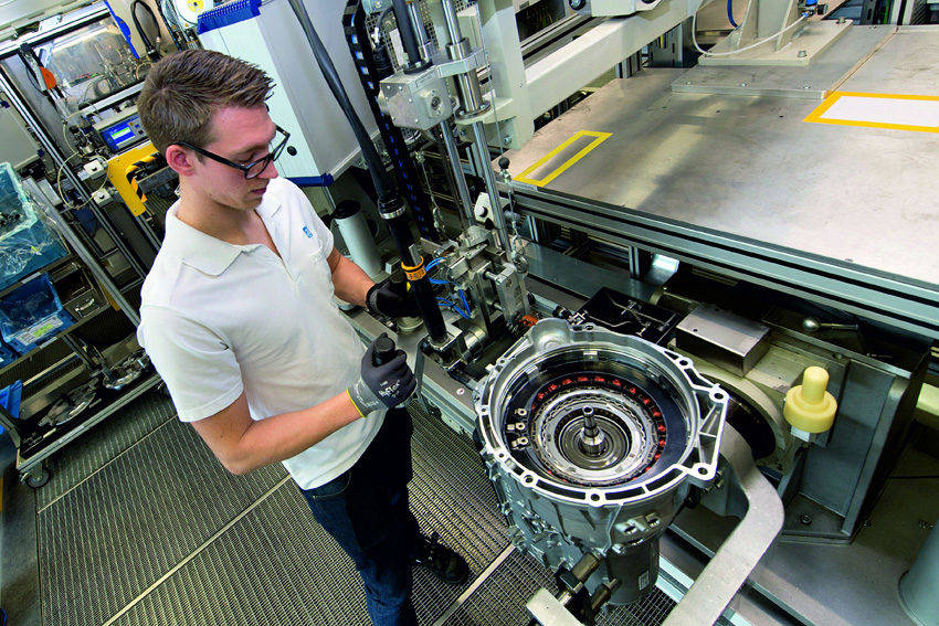 ZF BMWから過去最大規模となる最新8速AT受注