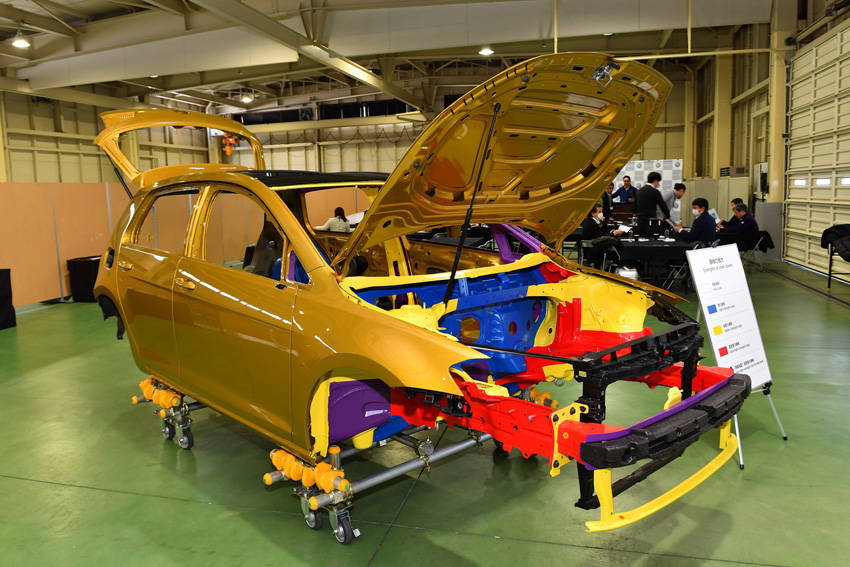 ゴルフ7のホワイトボディも展示されたが、競合車と比べての技術的なアドバンテージをきちんと説明しないと、なかなか理解が難しいはずだ