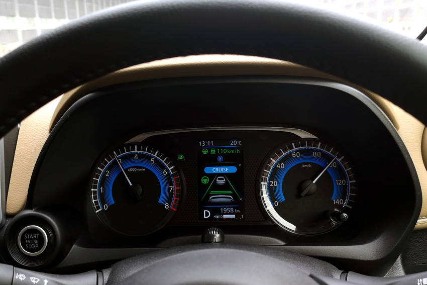 MI-PILOTを作動中。車速は110km/hに設定し前走車を追従。ハンドルマーク、車線が緑色で操舵アシストが働いていることを示す