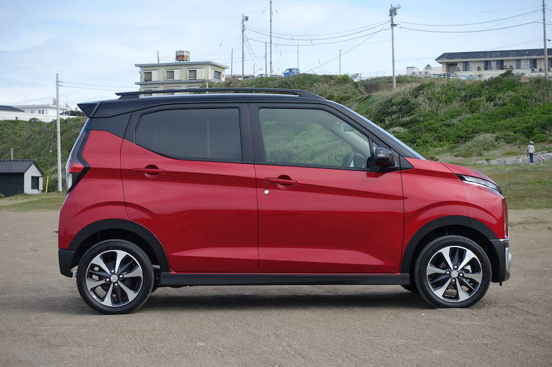 フェンダーアーチを黒にし、オプションのルーフレールを装備すると一層SUV テイストが強調される