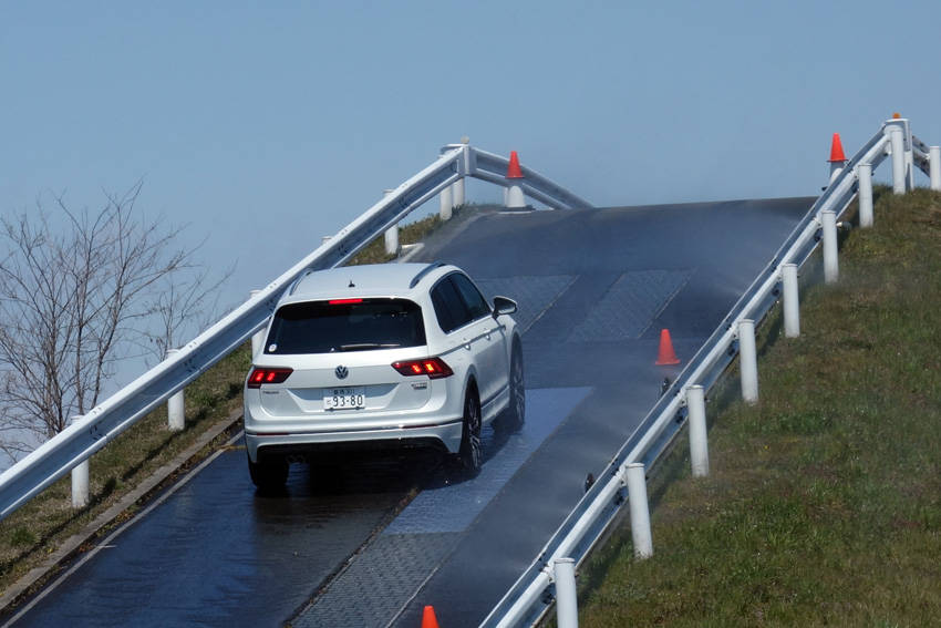 登坂路で色が変わっている箇所が滑りやすい路面