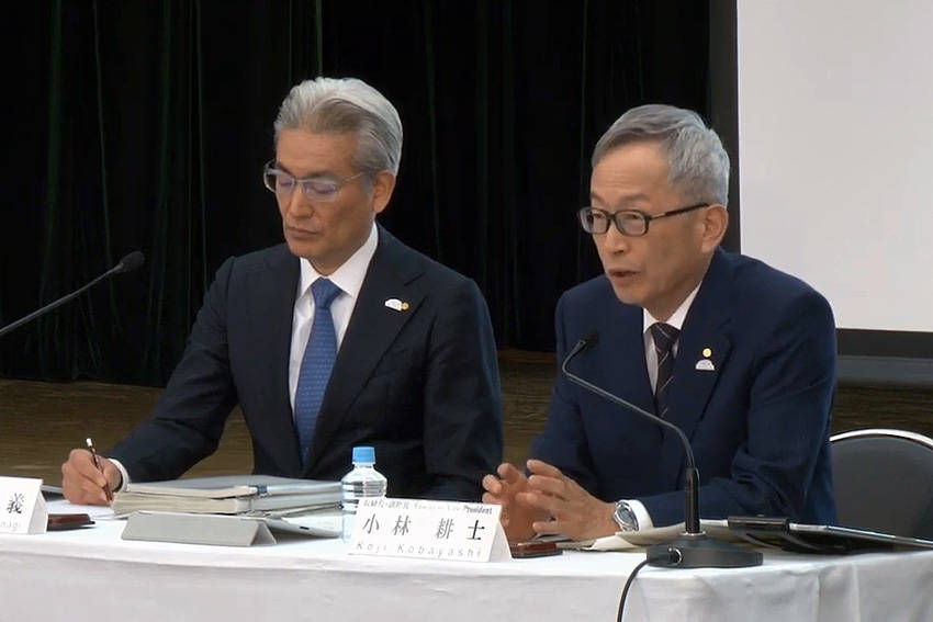 決算発表を行なう、経理・調達担当の白柳正義執行役員（左）と小林耕士OFO兼副社長