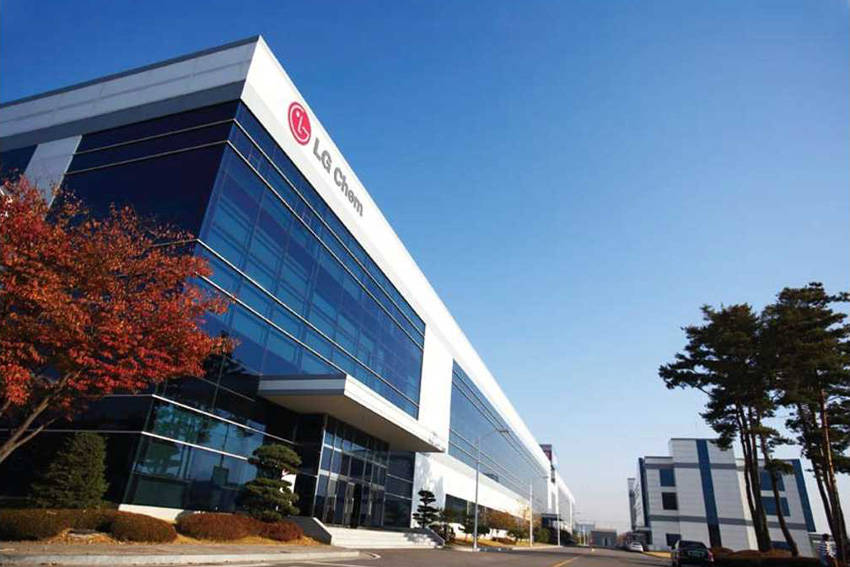 LG化学のリチウムイオン・バッテリーを生産する最新のポーランド工場