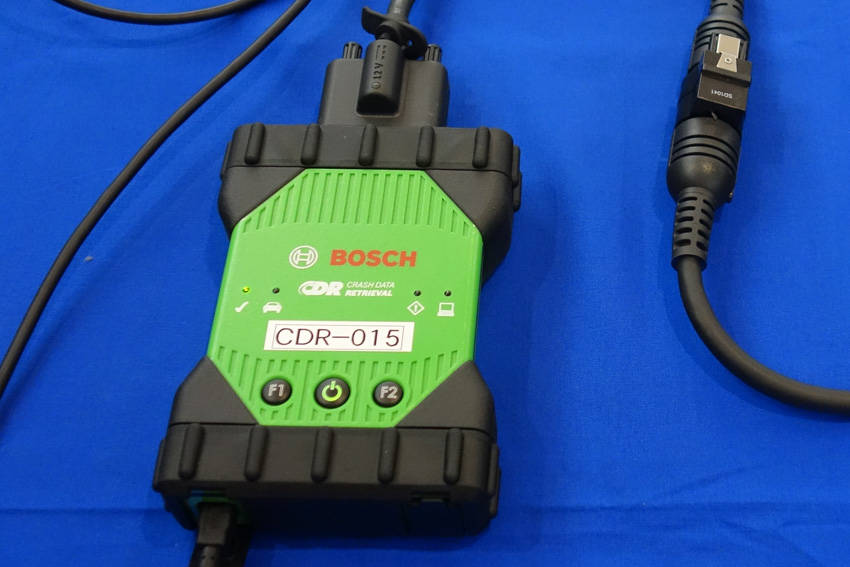 ボッシュの事故車両のデータ読み出し・解析装置CDR(クラッシュ・データ・リトリーバル)