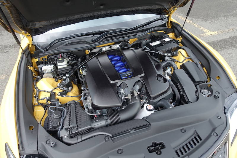 5.0Lの自然吸気V型8気筒が7000rpm以上回る気持ち良さがある