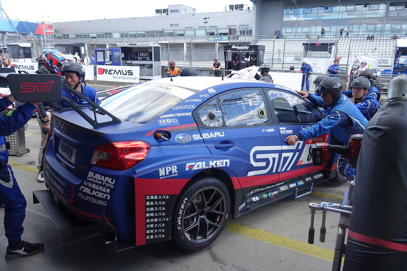 予選をクラストップで終え、ピットへ戻すWRX STI
