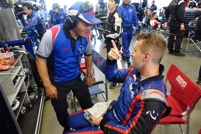 最初のスティントを終え、辰己総監督と話すカルロ選手。表情が明るい