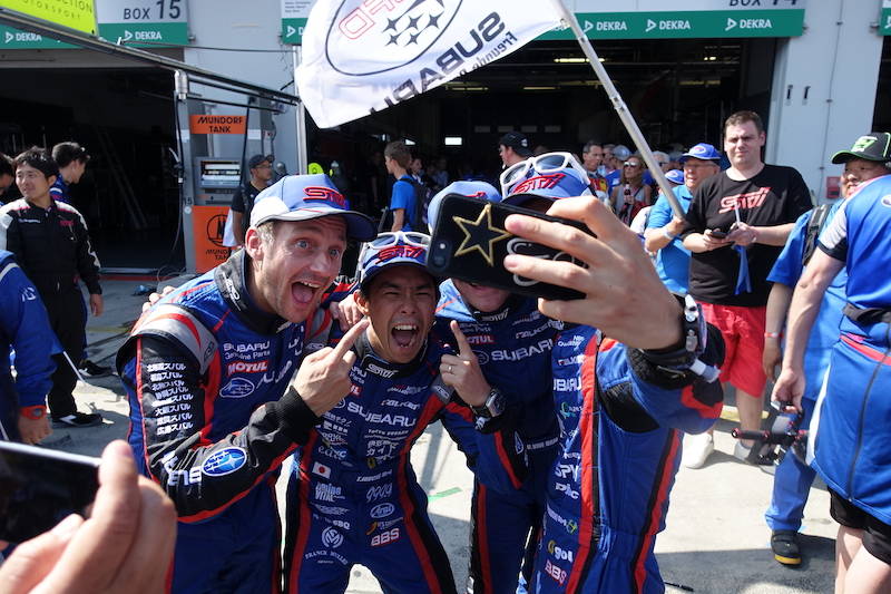 左）シュリック選手はこのチームで走れることが幸せだと前日に話をしていた