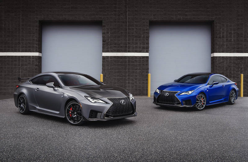 左）新規モデル追加となったRC Fのパフォーマンスパッケジ。右MCを受けたRC F