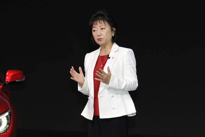 プレゼンテーションを行なう星野朝子副社長