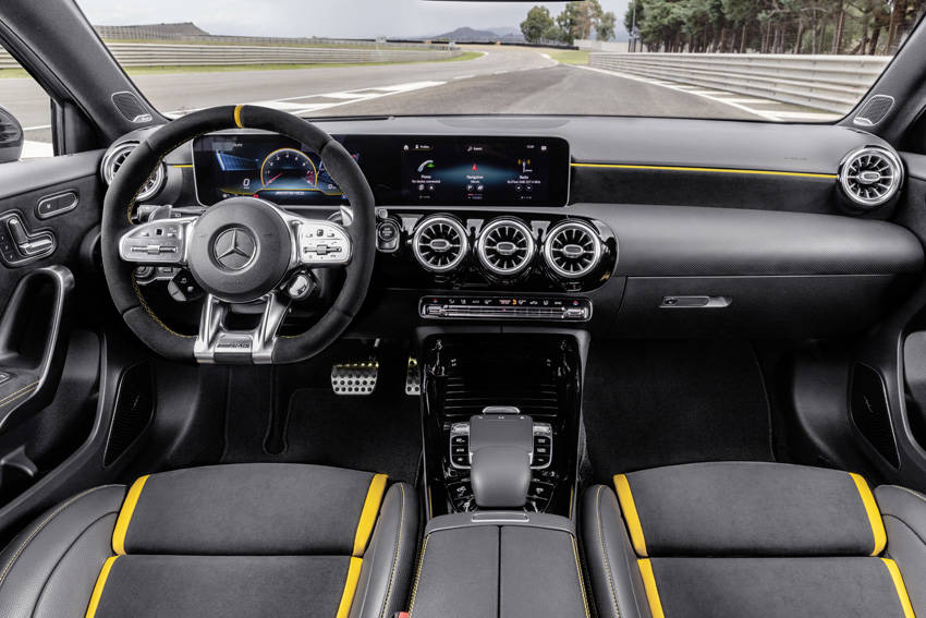 メルセデスAMGの2.0L 422psのスーパースポーツカー