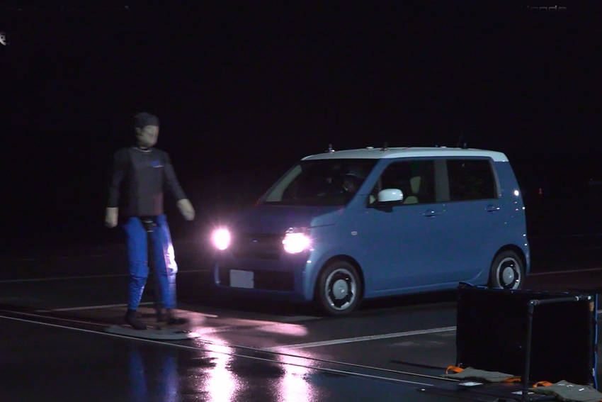 夜間・街灯なしの暗闇で横断する歩行者を検知して自動ブレーキが作動