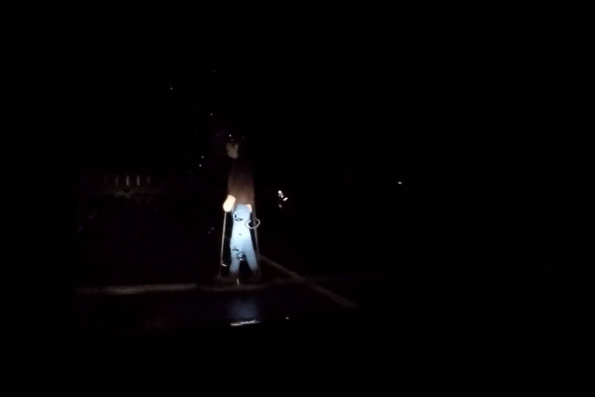 車両側から見たヘッドライトに浮き上がる夜間の歩行者