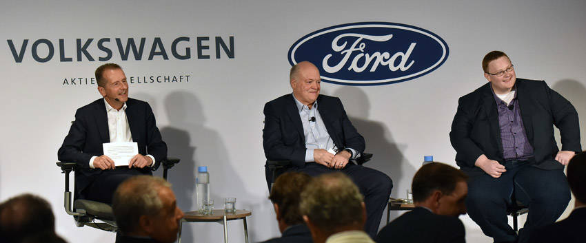 共同記者会見に出席したフォルクスワーゲン・グループのDr. ヘルベルト・ディースCEO（左）、フォードのジムハケットCEO（中）、アルゴ AIのブライアン・サレスキーCEO