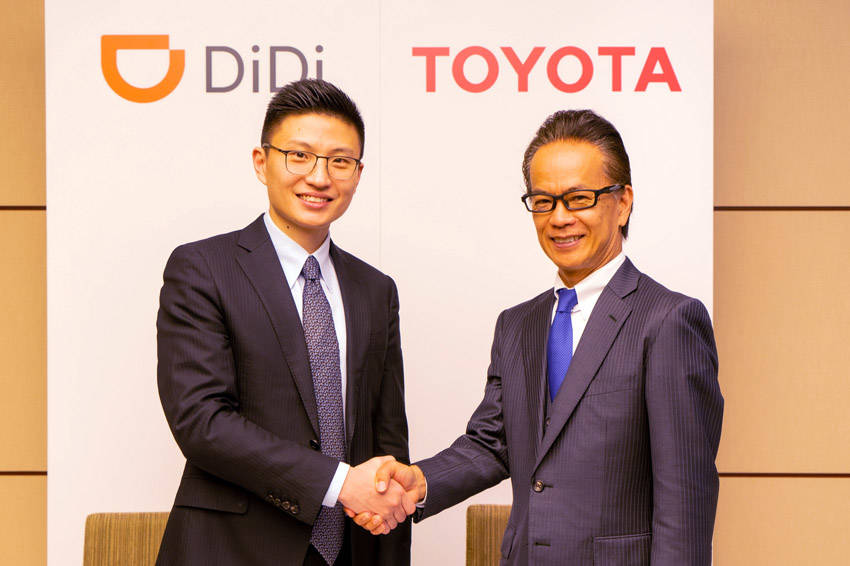 DiDi社の上級副社長シュ・ケイシ氏(左)、トヨタ・コネクテッド担当の友山茂樹副社長