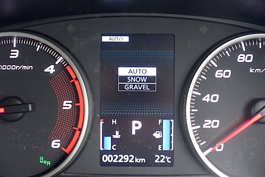 走行モードは3種類。AUTO SNOWそしてラフロードはGRAVELと表記