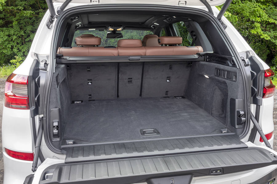650Lから最大1860Lという膨大なトランク容量を持つ新型X5
