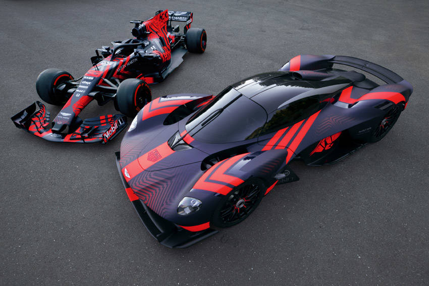 F1マシンのレッドブルRB14とヴァルキリー