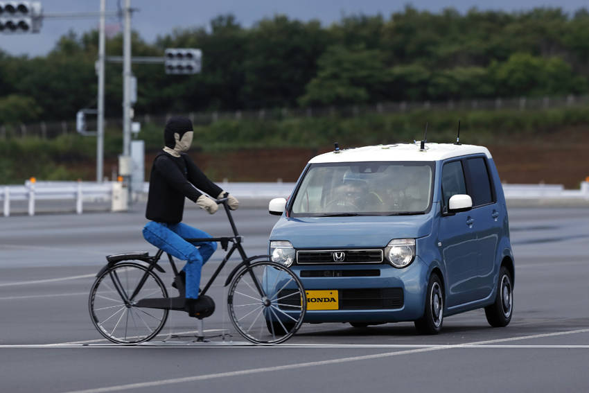 ホンダの最新安全技術最前 衝突軽減ブレーキ 横断自転車検知