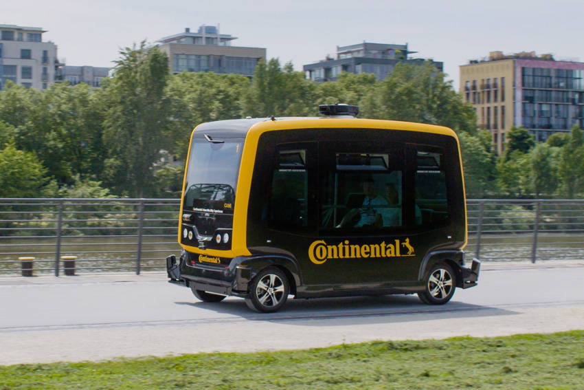 イージーマイル社の無人運転シャトルバス