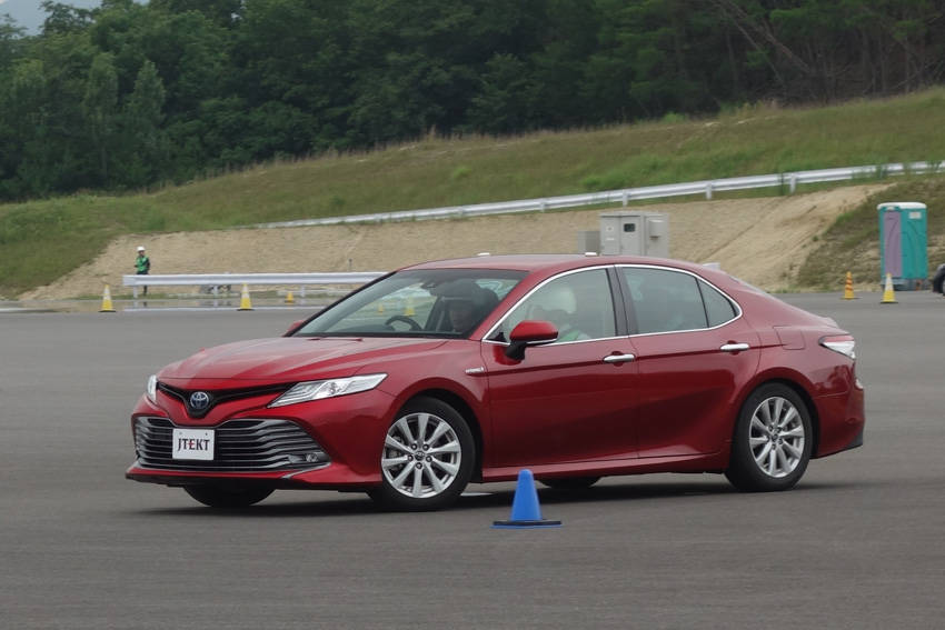 自動運転中のカムリ