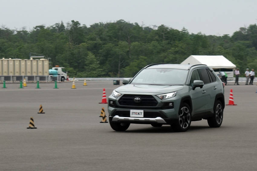10Rの低定円を旋回する新型RAV4