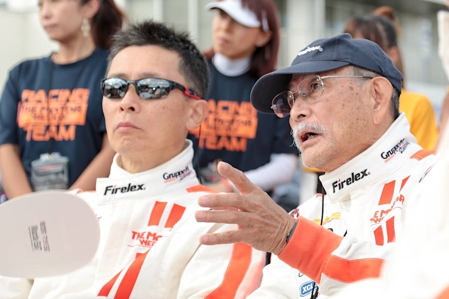 左）桂伸一選手、右）今回をラストレースと考える私、津々見友彦