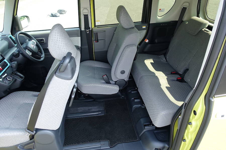 運転席が大きくスライドし、車内でのウォークスルーが可能になる