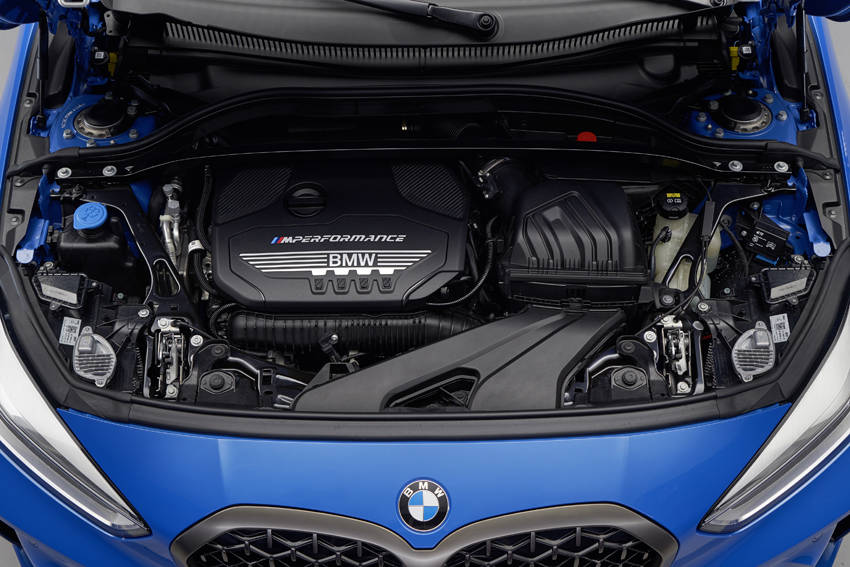 M135i xDriveに横置き搭載されるB48A20型2.0L・4気筒直噴ターボ・エンジン