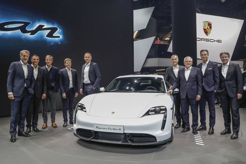 フランクフルトモーターショー2019でステージに登場した開発陣とタイカン