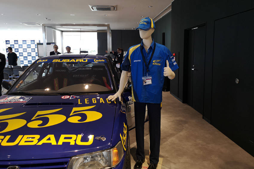 WRCチーム・ウエアの試着も可能